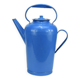 Cruche en métal émaillé bleu.