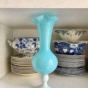 Vase en opaline blanche et bleu ciel