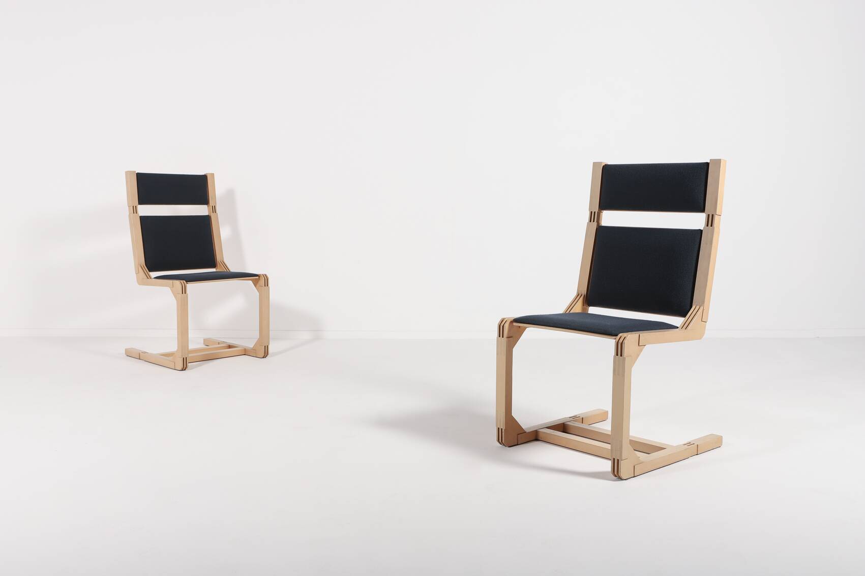 Une paire de chaises architecturales, Danemark 1990