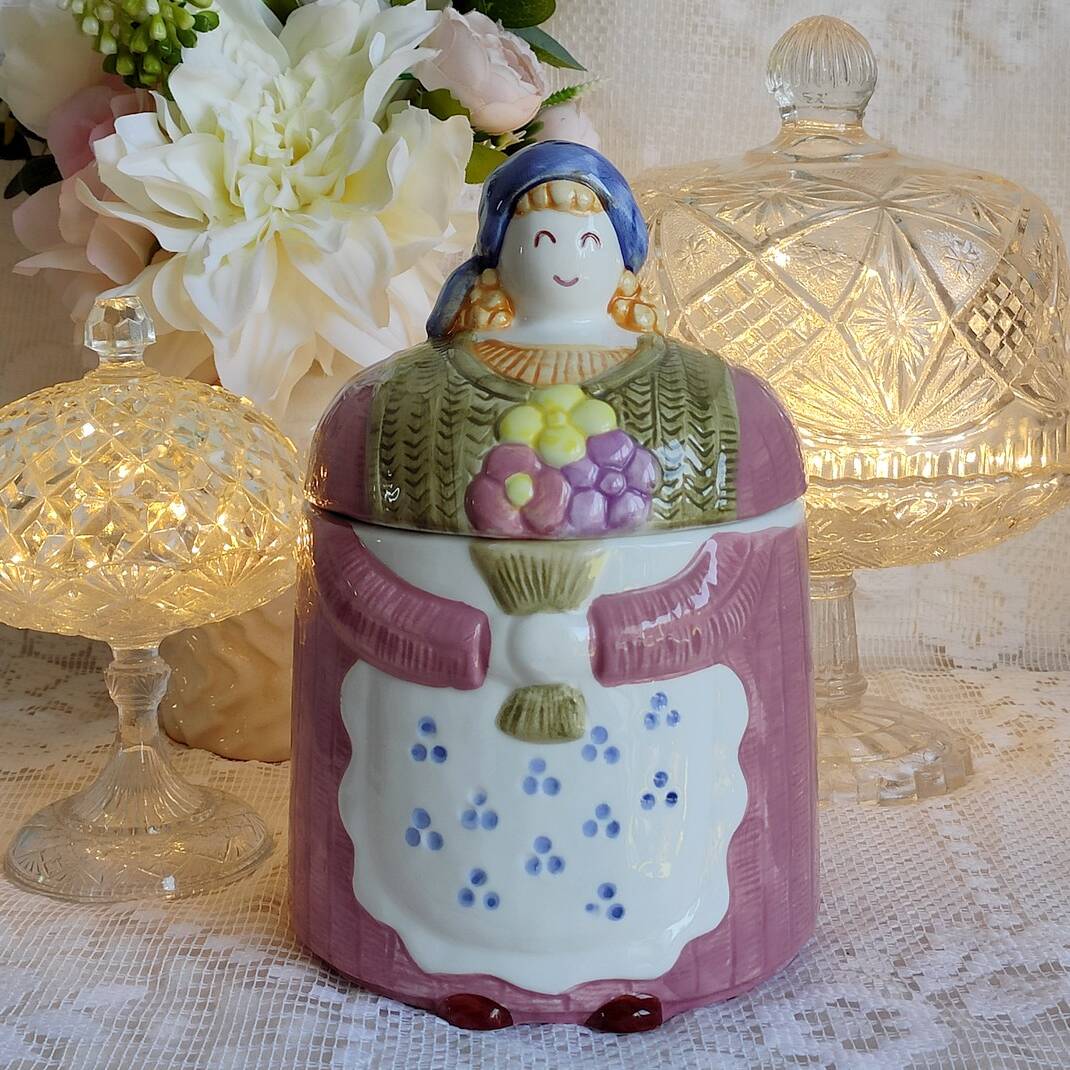 Pot slip woman with bouquet