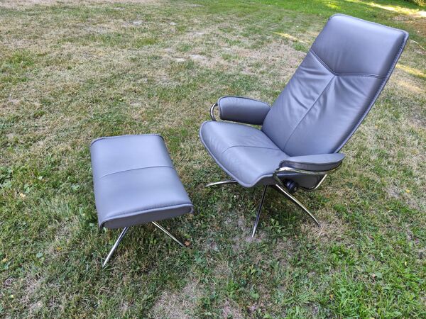 Fauteuil stressless modèle city avec repose pieds pouf gris