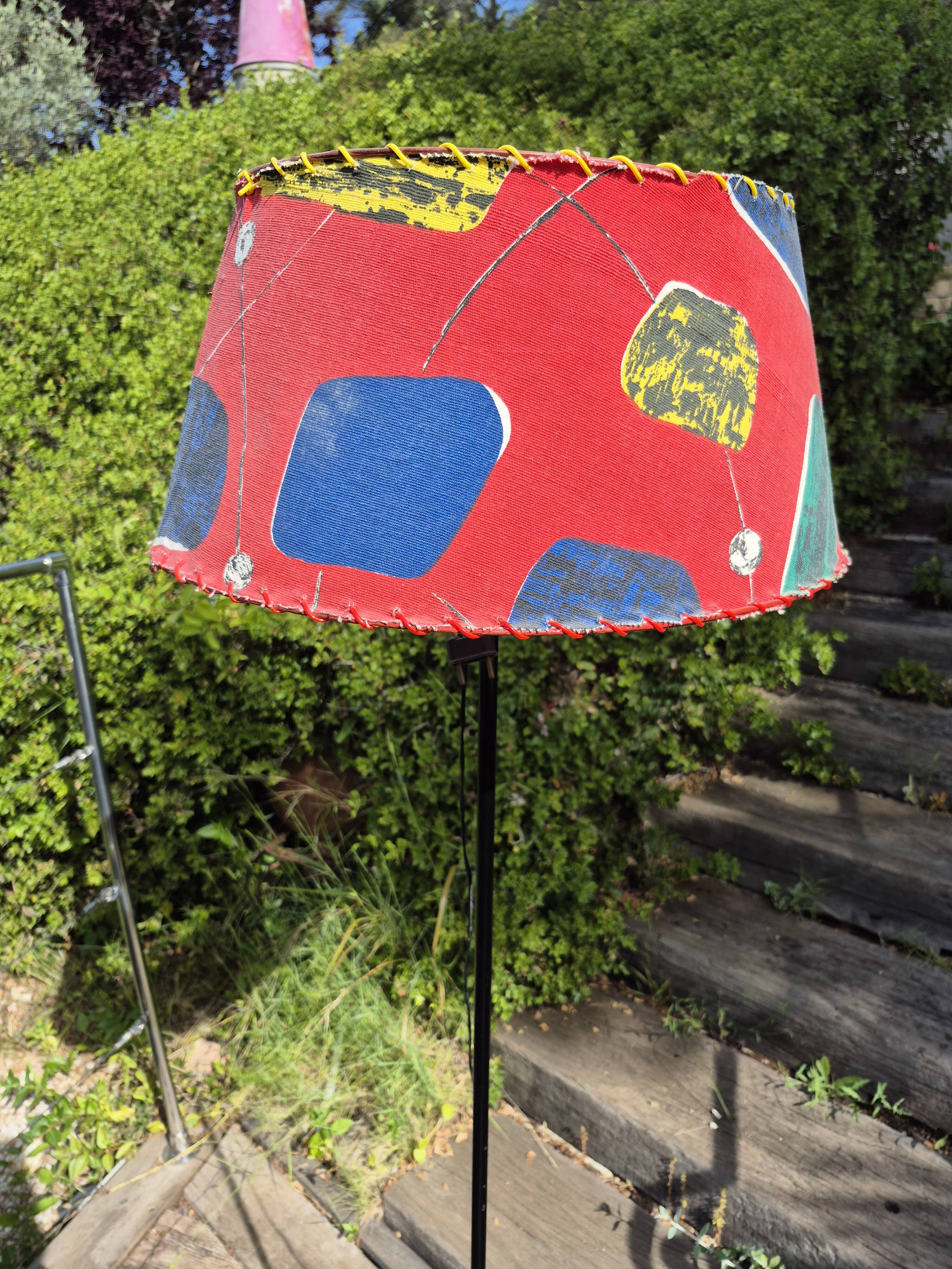 Lampadaire avec porte revue
