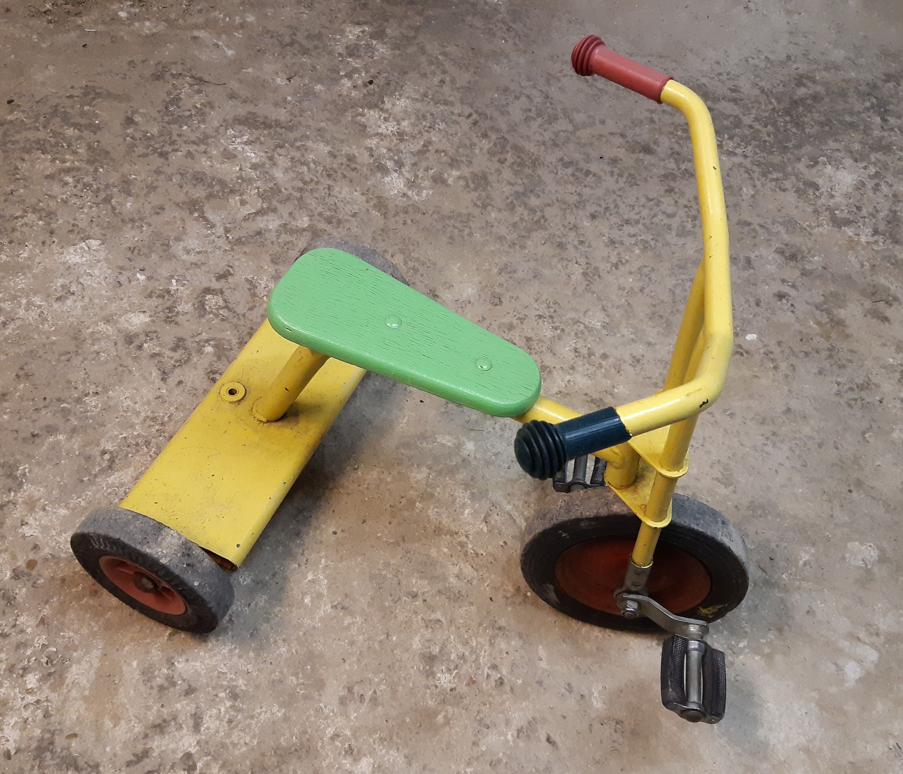 Tricycle 2-4 ans d'école vintage
