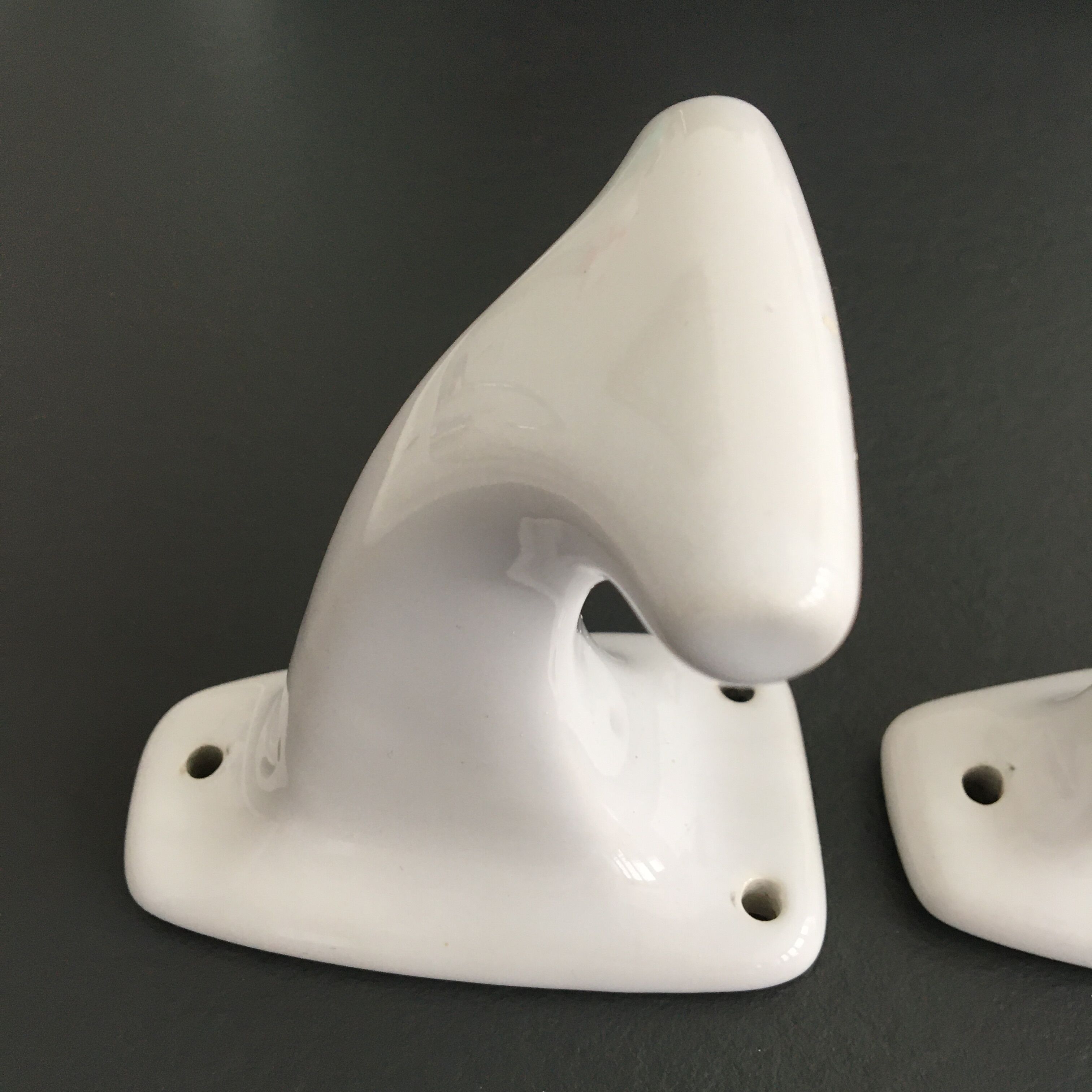 Paire de patères en porcelaine blanche rétro