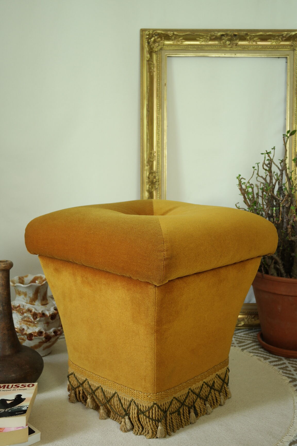 Pouf coffre vintage velours ocre et passementerie
