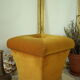 Pouf coffre vintage velours ocre et passementerie