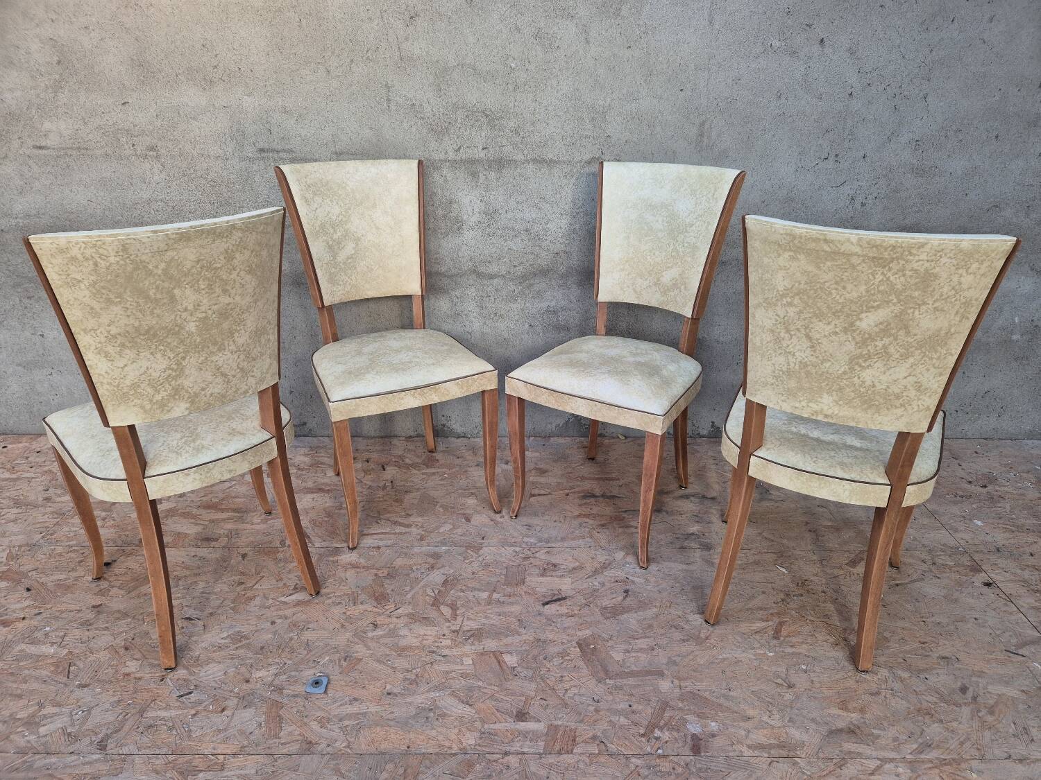 Lot de quatre chaises vintage