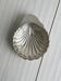Plat ancien en métal en forme de coquillage