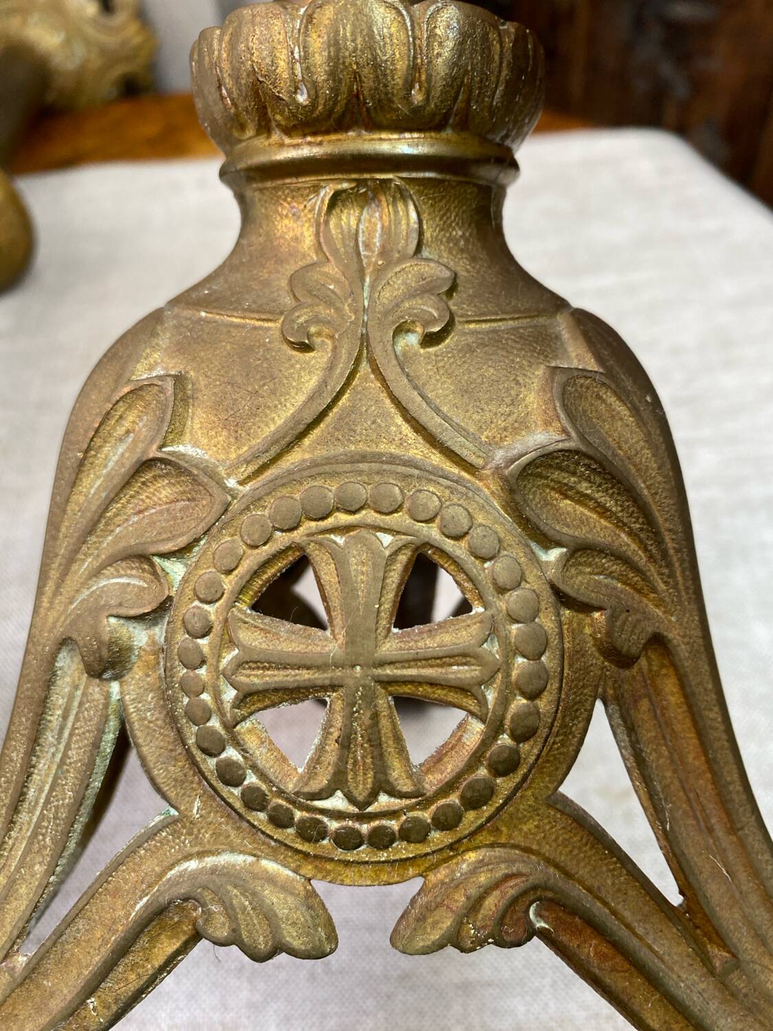 Paire de piques-cierges d’église en bronze et laiton