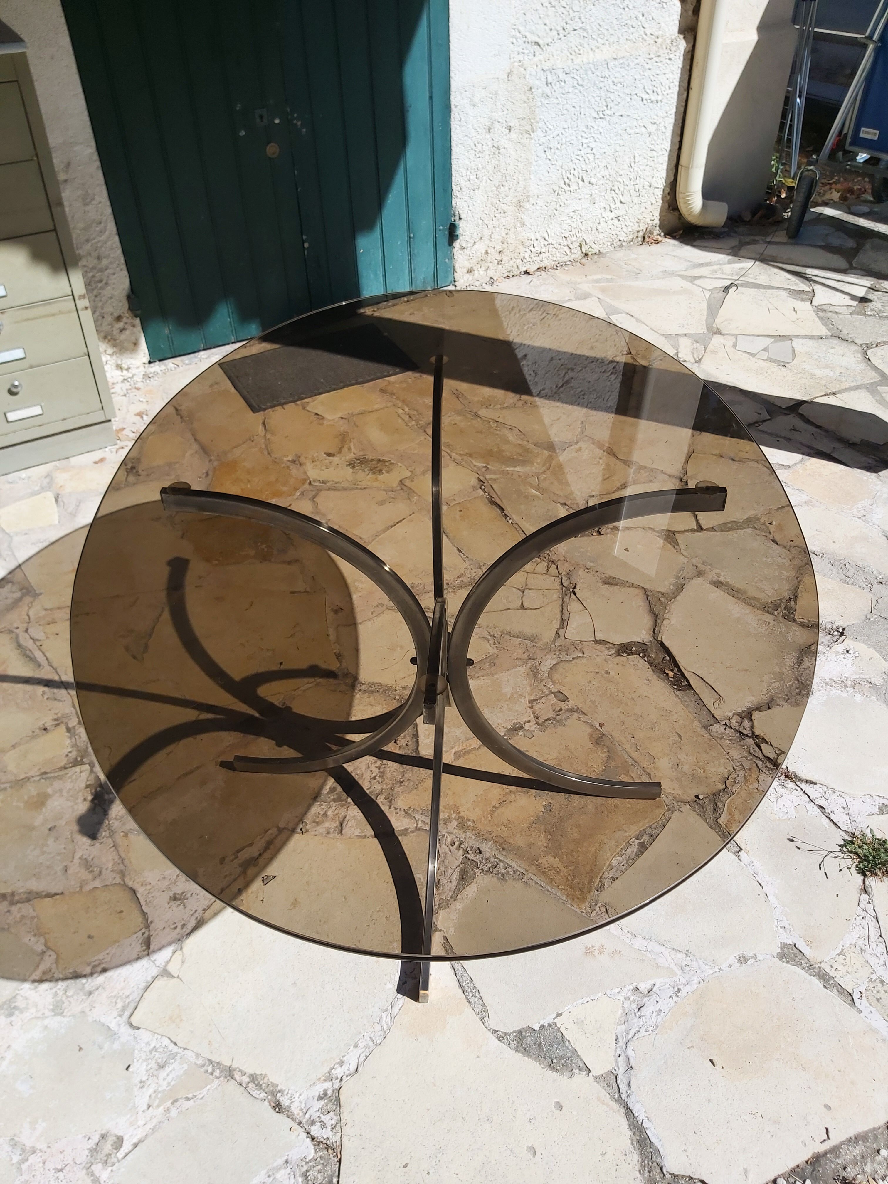 Table de salle a manger ovale en métal et verre fumé années 70