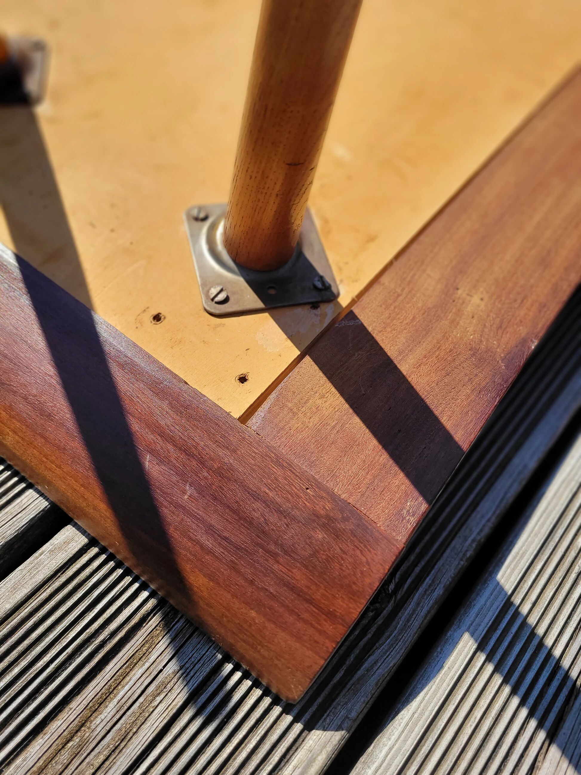 Vintage coffee table in teak and mosaic.