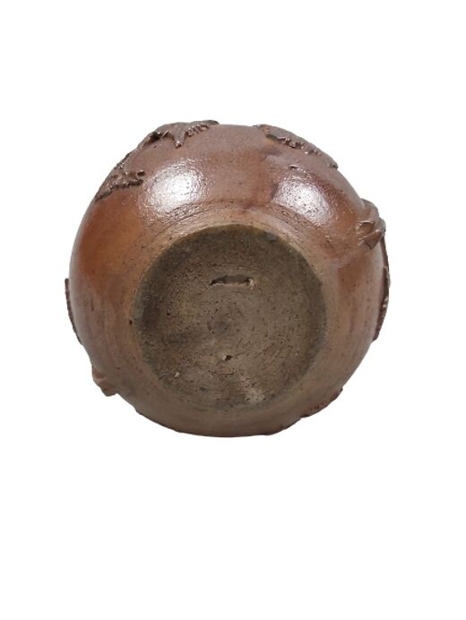 Pansu vase with vine decoration.