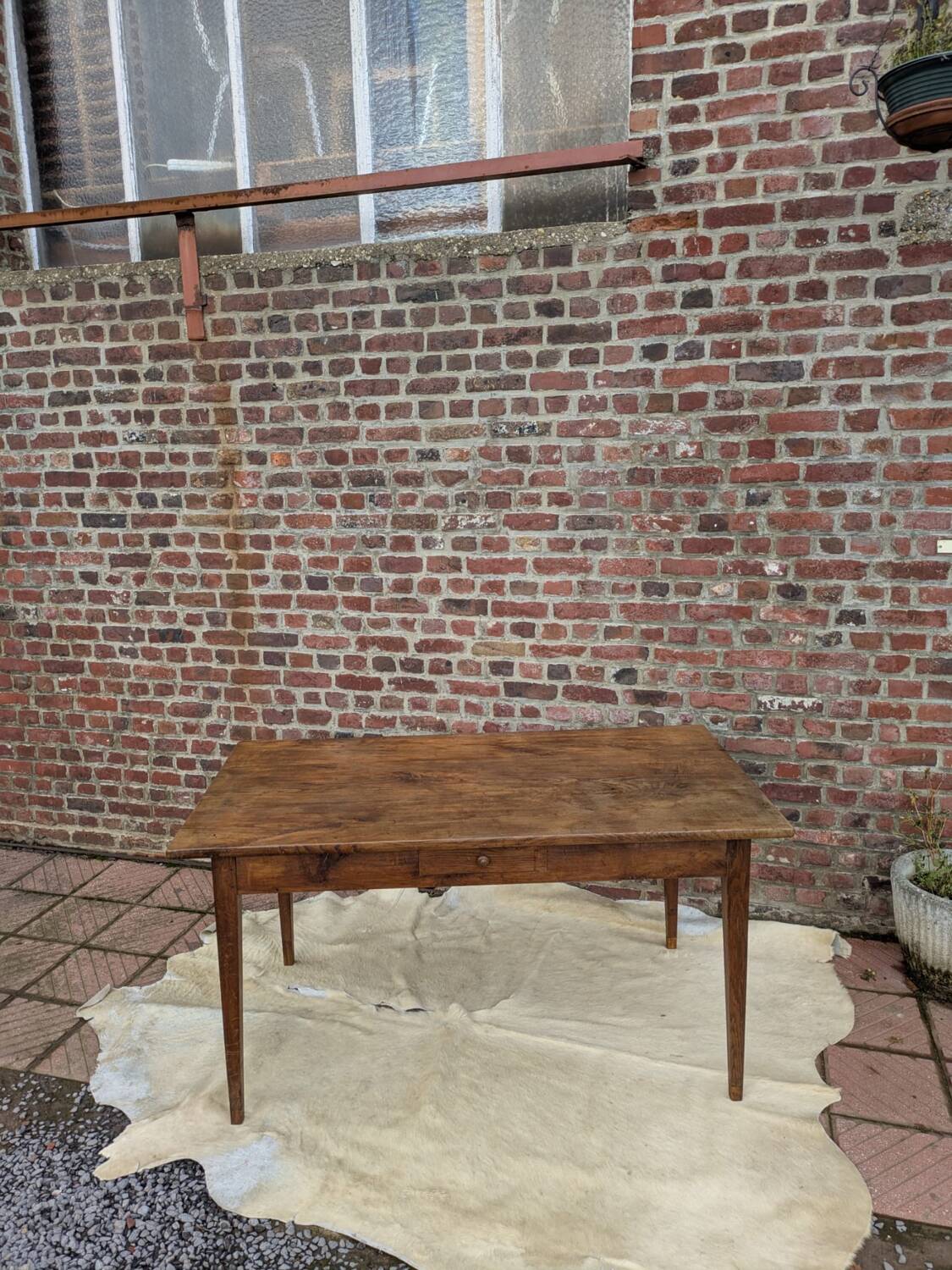 Desk table