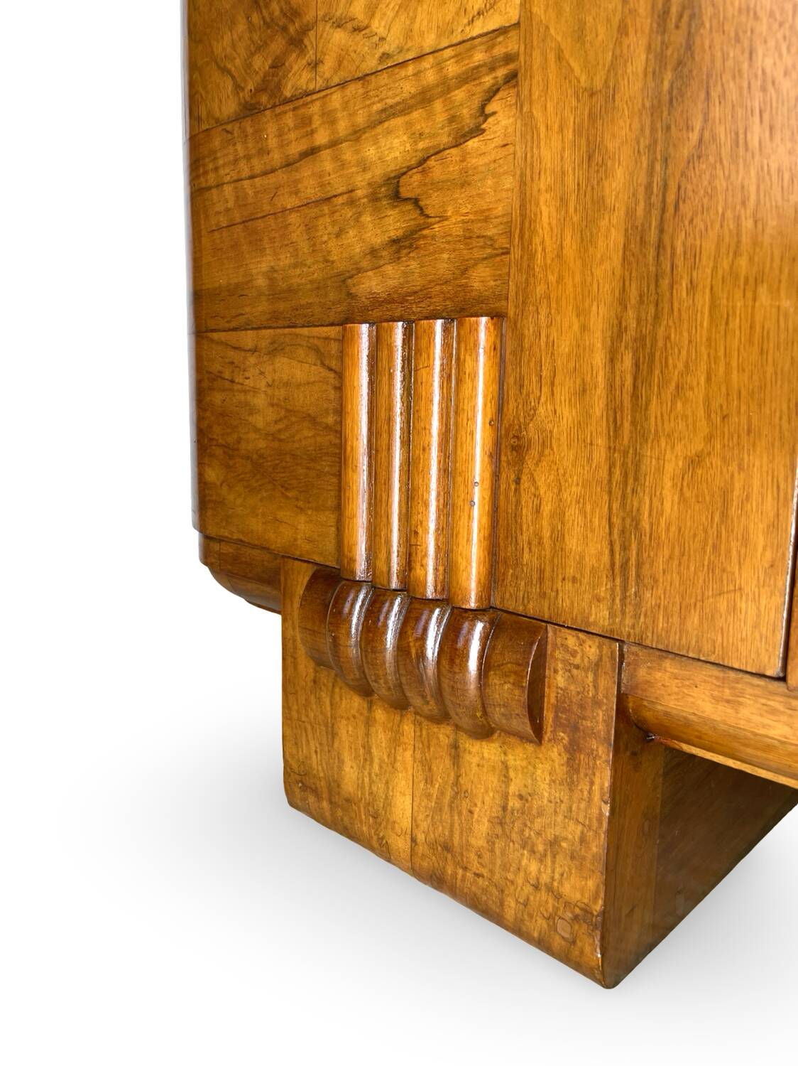 Buffet en noyer Art déco italien, de grande qualité.