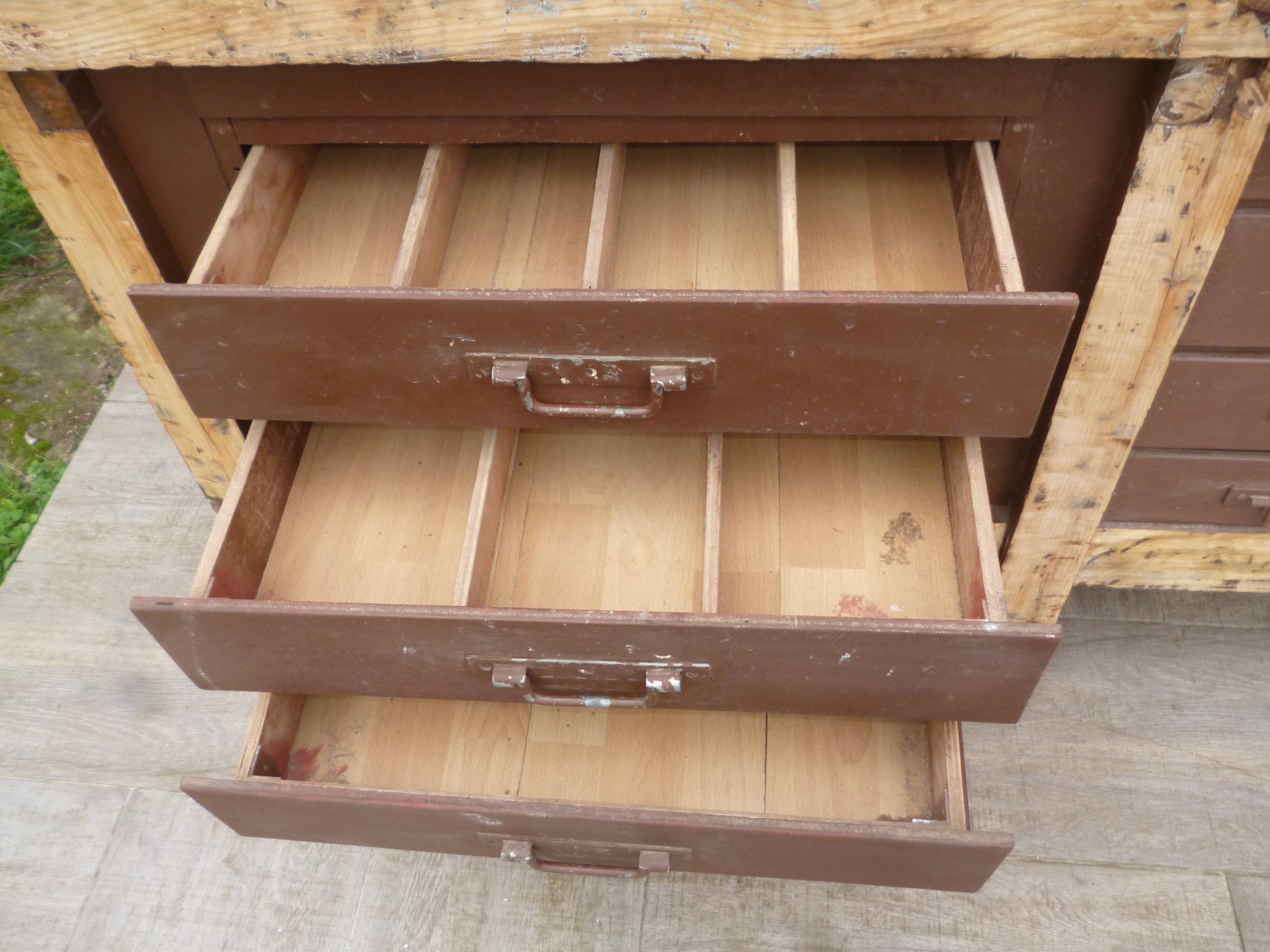 Workbench cabinet with 11 drawers