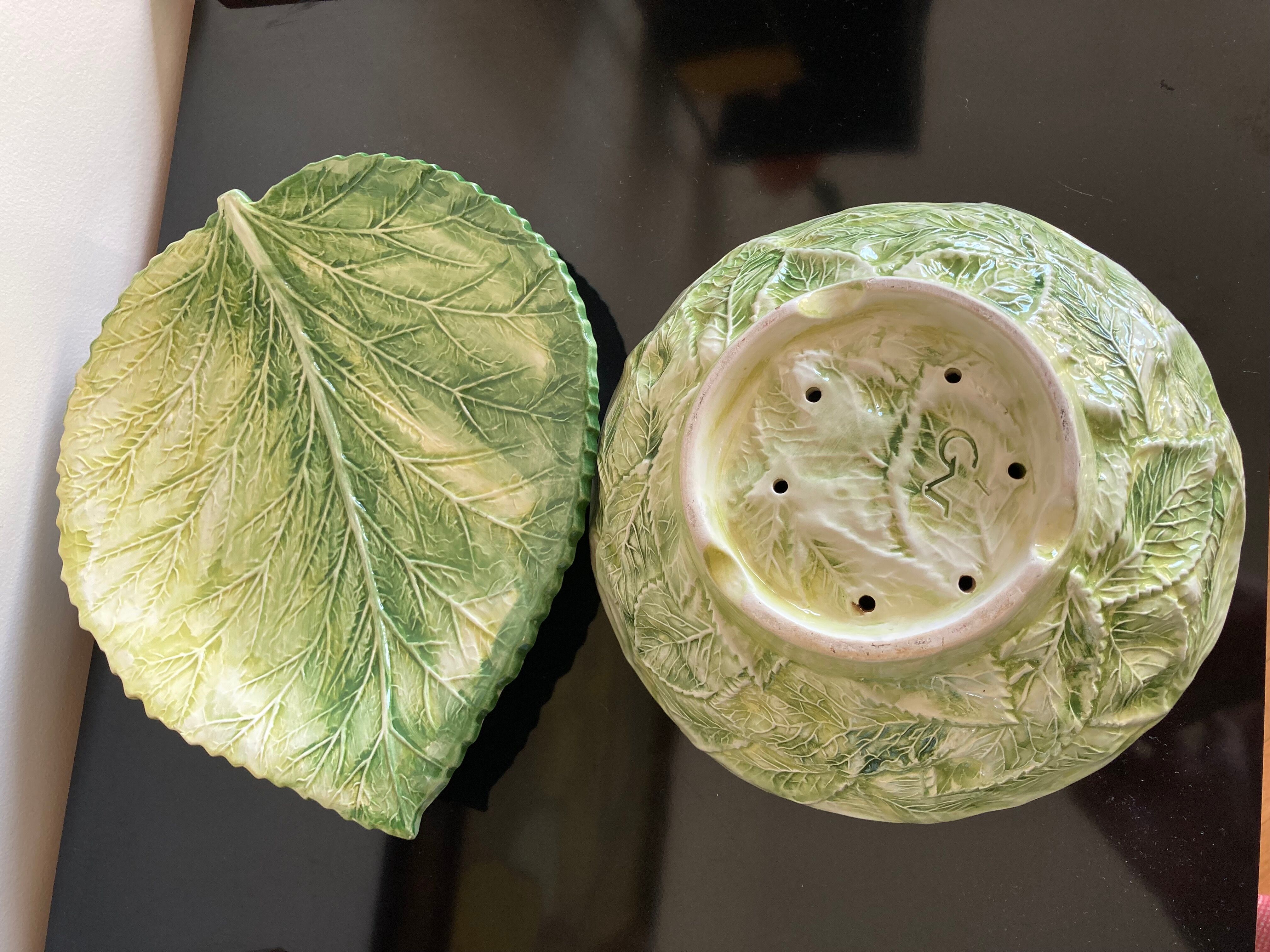 Cherry-decorated drainer fruit cup with its leaf-shaped dish