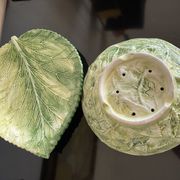 Cherry-decorated drainer fruit cup with its leaf-shaped dish