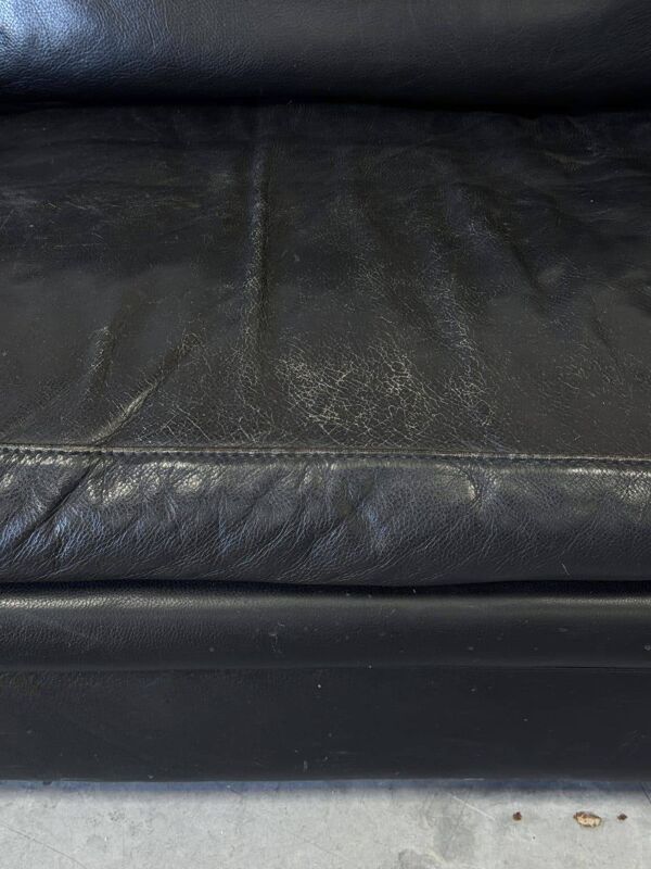 Canapé vintage Roche Bobois – modèle Soleil Noir – cuir noir patiné – 3 places