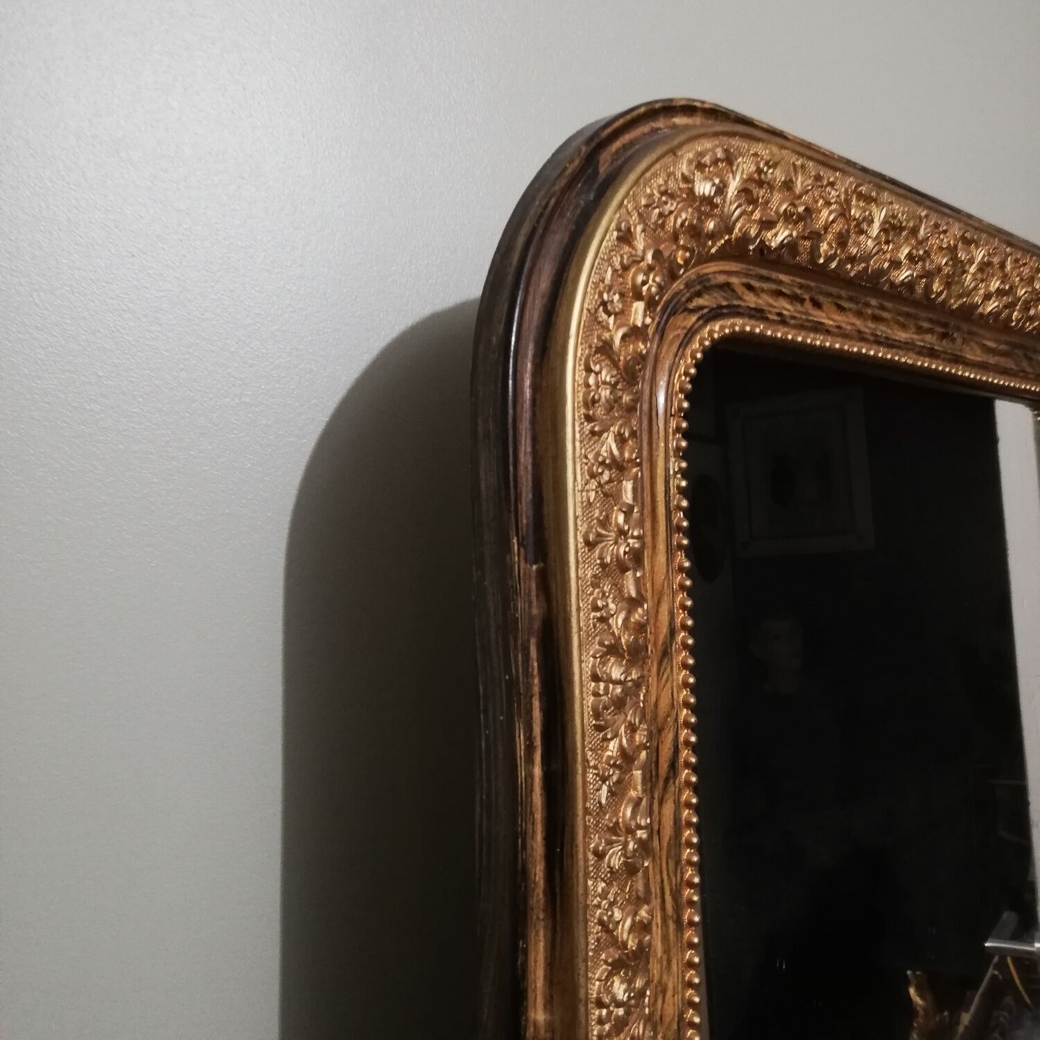 Louis Philippe style mirror in elm-veneered wood and gilded stucco height 83cm
