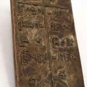 Plaque religieuse murale moderniste en bronze avec dicton, années 50