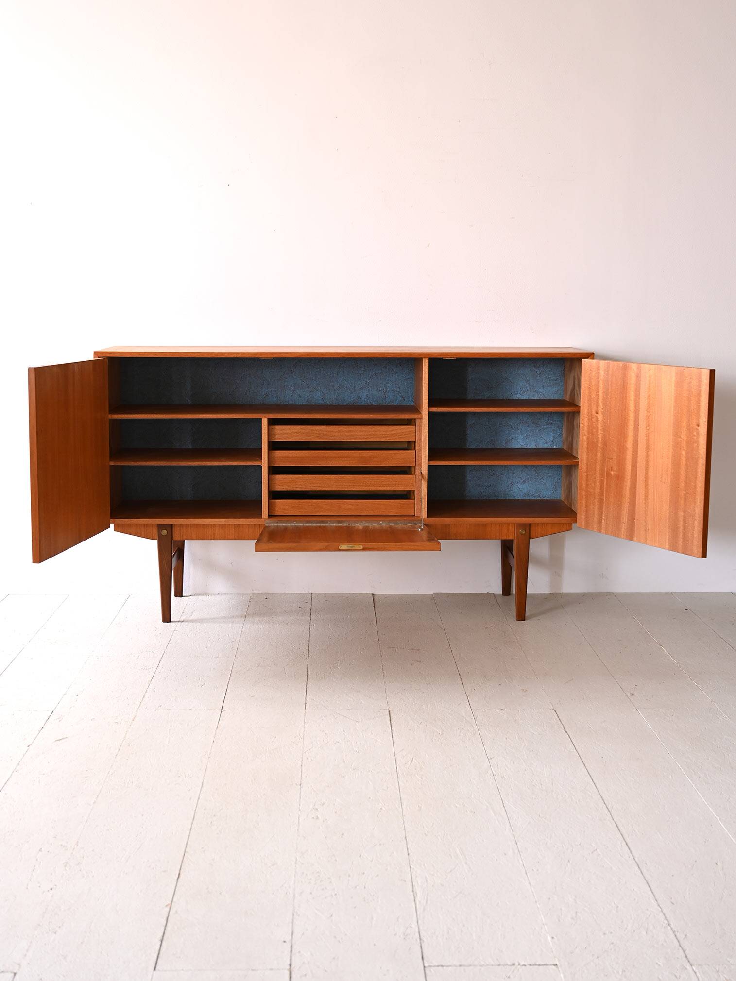 Buffet scandinave à 3 portes, Suède 1960