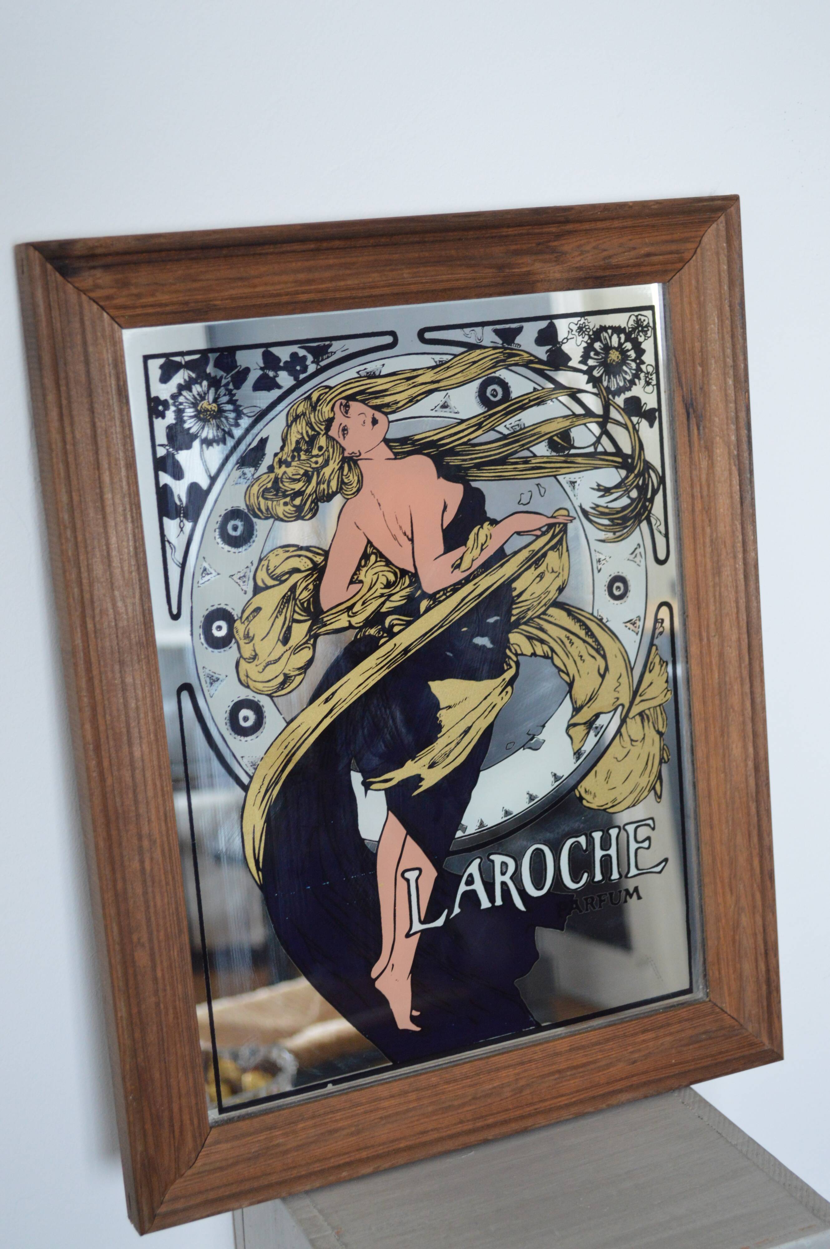 Mirror illustration Laroche