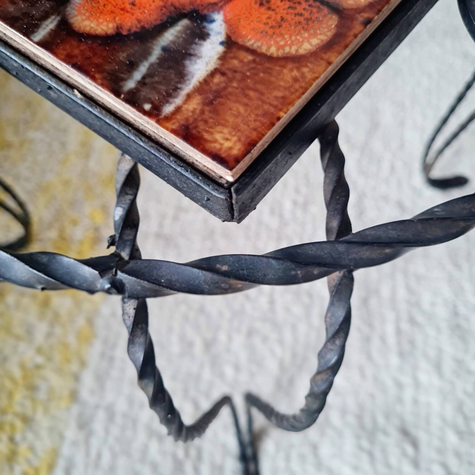 Small coffee table from the 1950s in wrought iron and glazed ceramic.