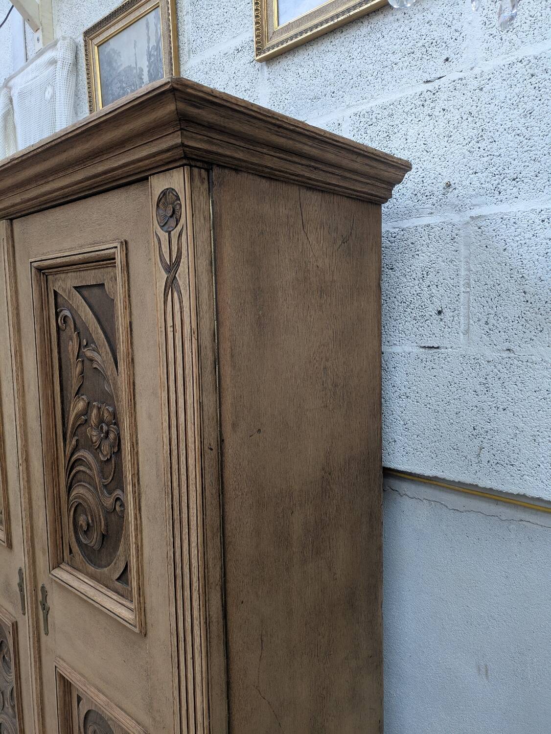 Armoire sculptée