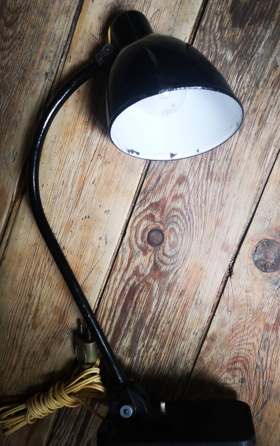 Lampe moderniste en tôle laquée noir