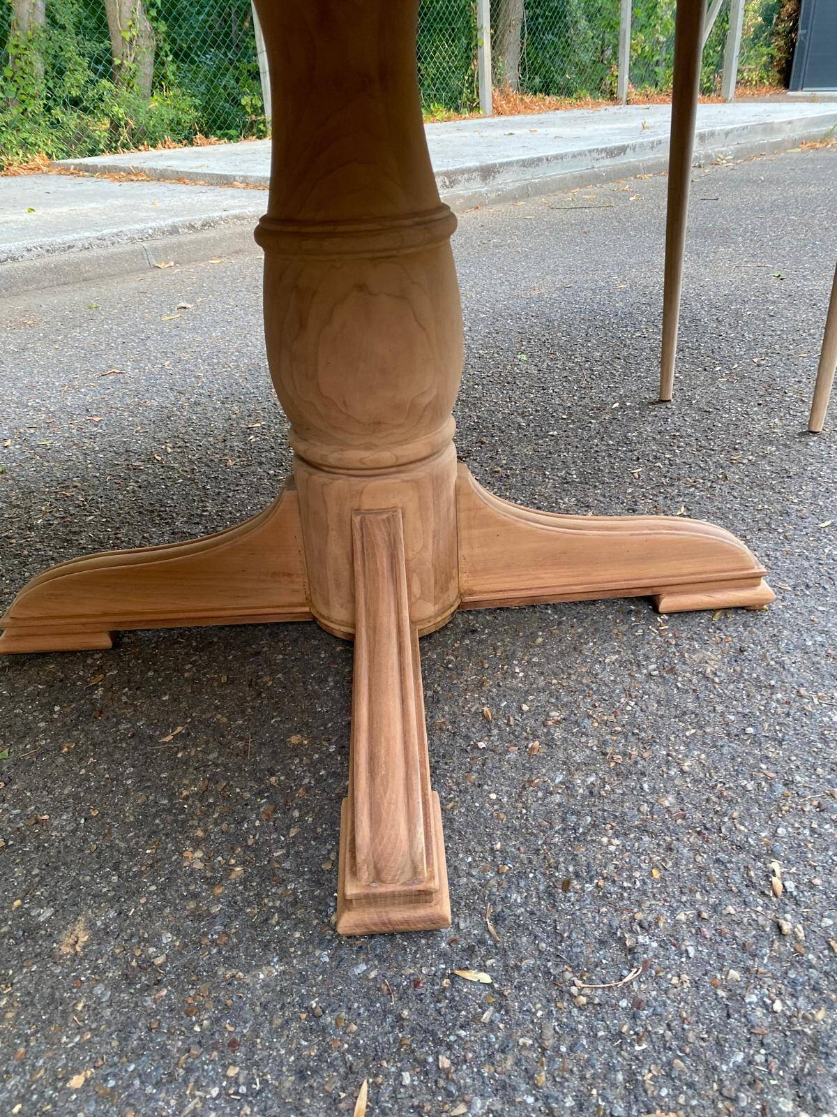 Large extendable round dining table stripped with a central wooden leg 110-198cm.