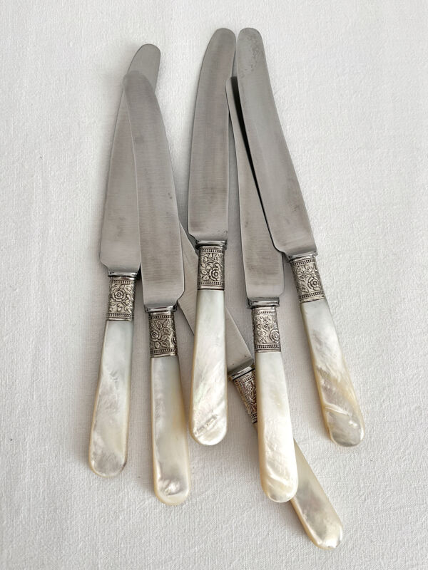 6 couteaux anciens en nacre et métal argenté