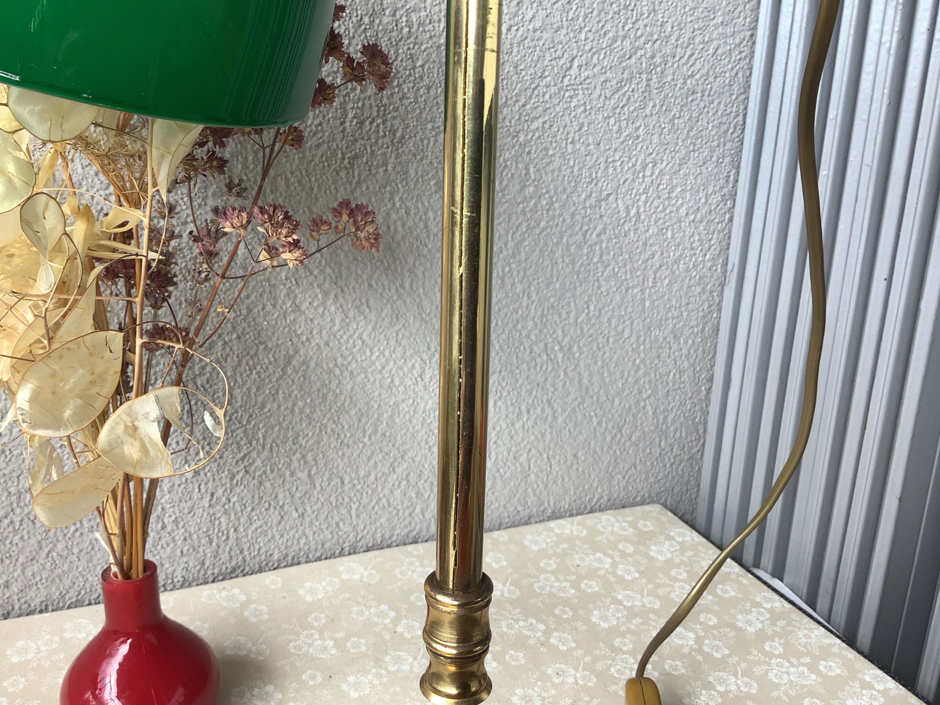 Desk lamp in brass and green opaline