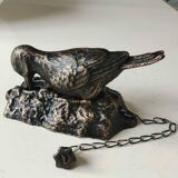Door knocker/knocker. Woodpecker on tree trunk. In cast iron with a golden patina
