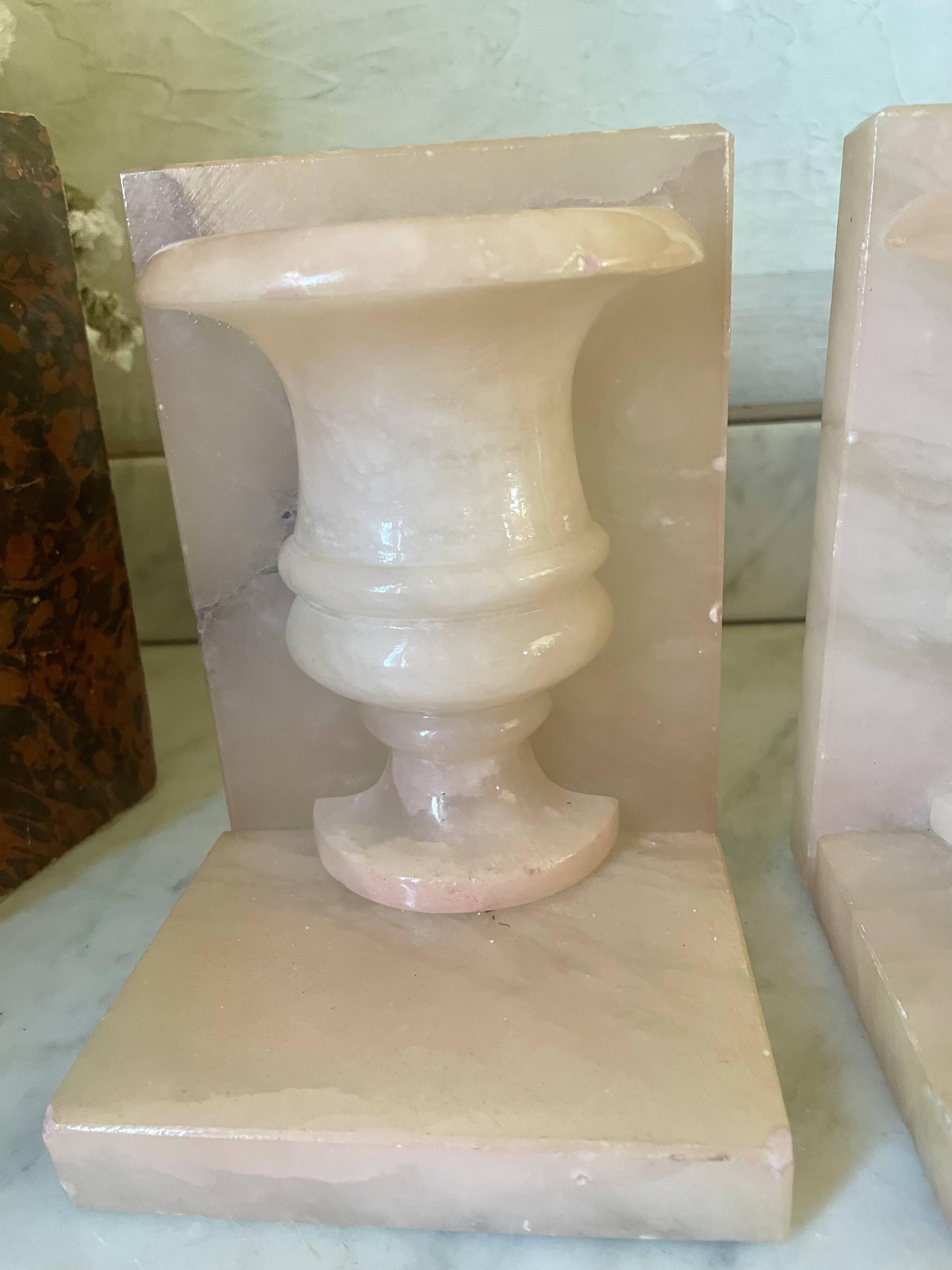 Paire de serre-livres vintage vase Médicis en onyx rose
