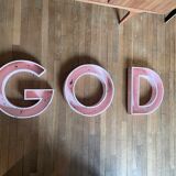 Lettres d'enseigne en métal rose "god" ou "dog"