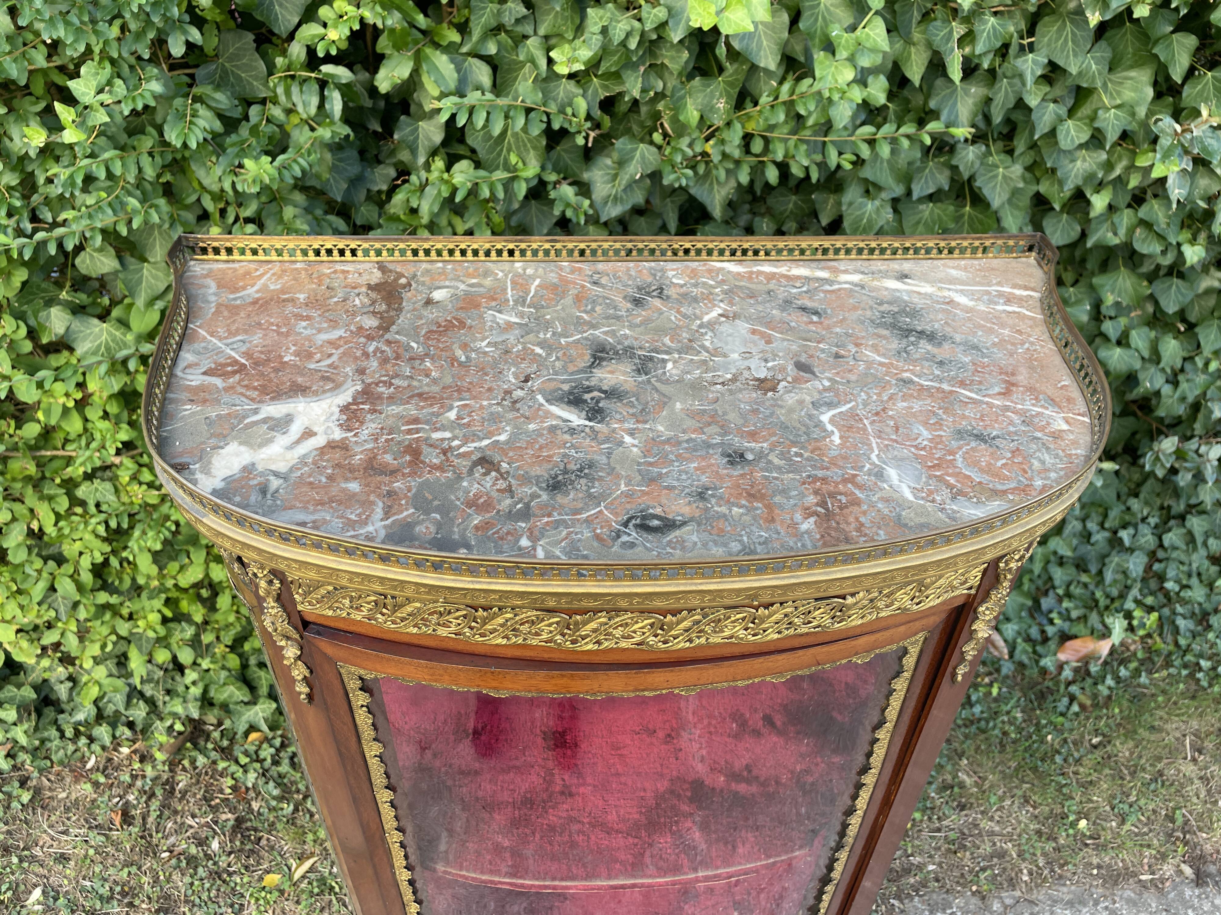 Small display case with curved glass in the Transition / Louis XVI style.