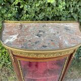 Small display case with curved glass in the Transition / Louis XVI style.
