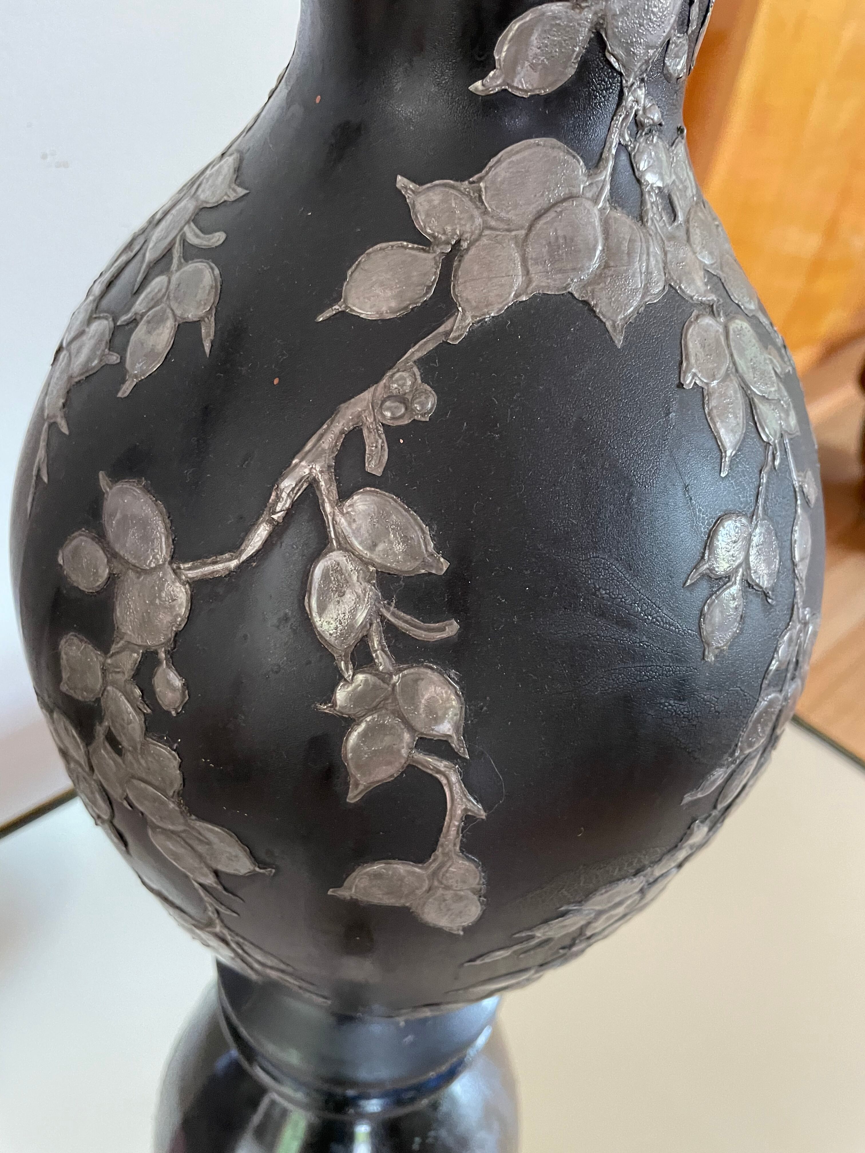 Vase vintage  en verre noir et étain