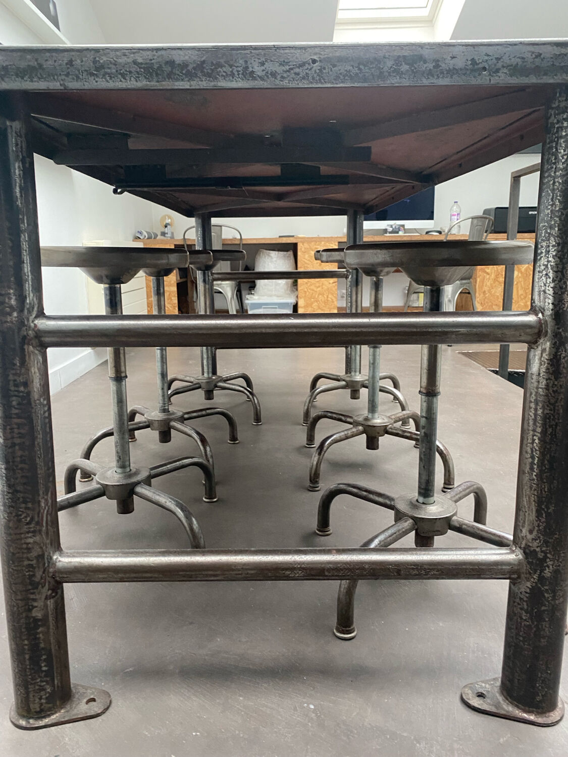 Industrial table with 6 pneumatic stools.