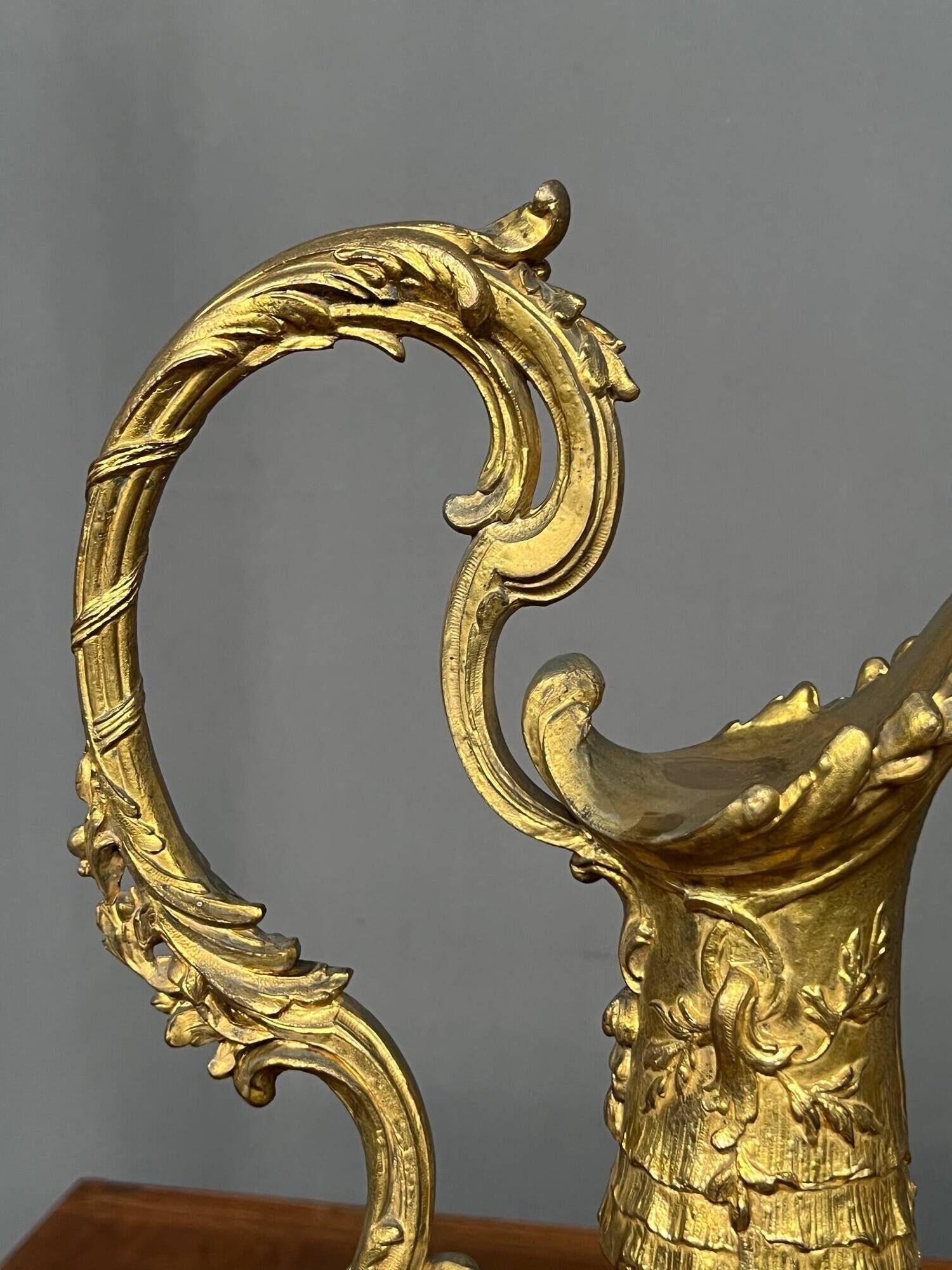 Pair of decorative vases. Solid gold metal.