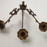 Ensemble élégant de trois appliques murales en bronze doré de style gothique français.