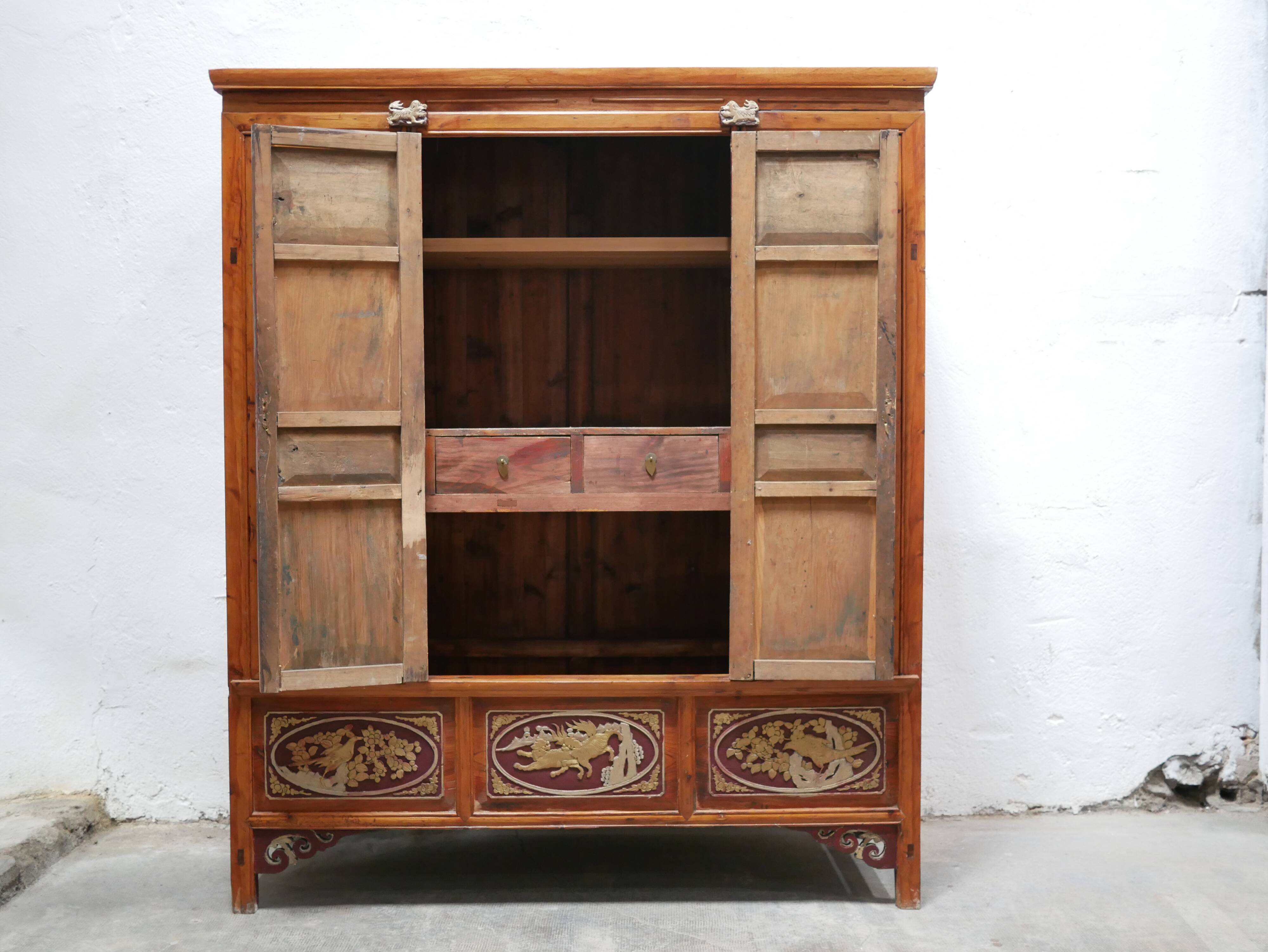 Armoire de mariage chinoise ancienne en orme sculpté et laqué – École de Ni