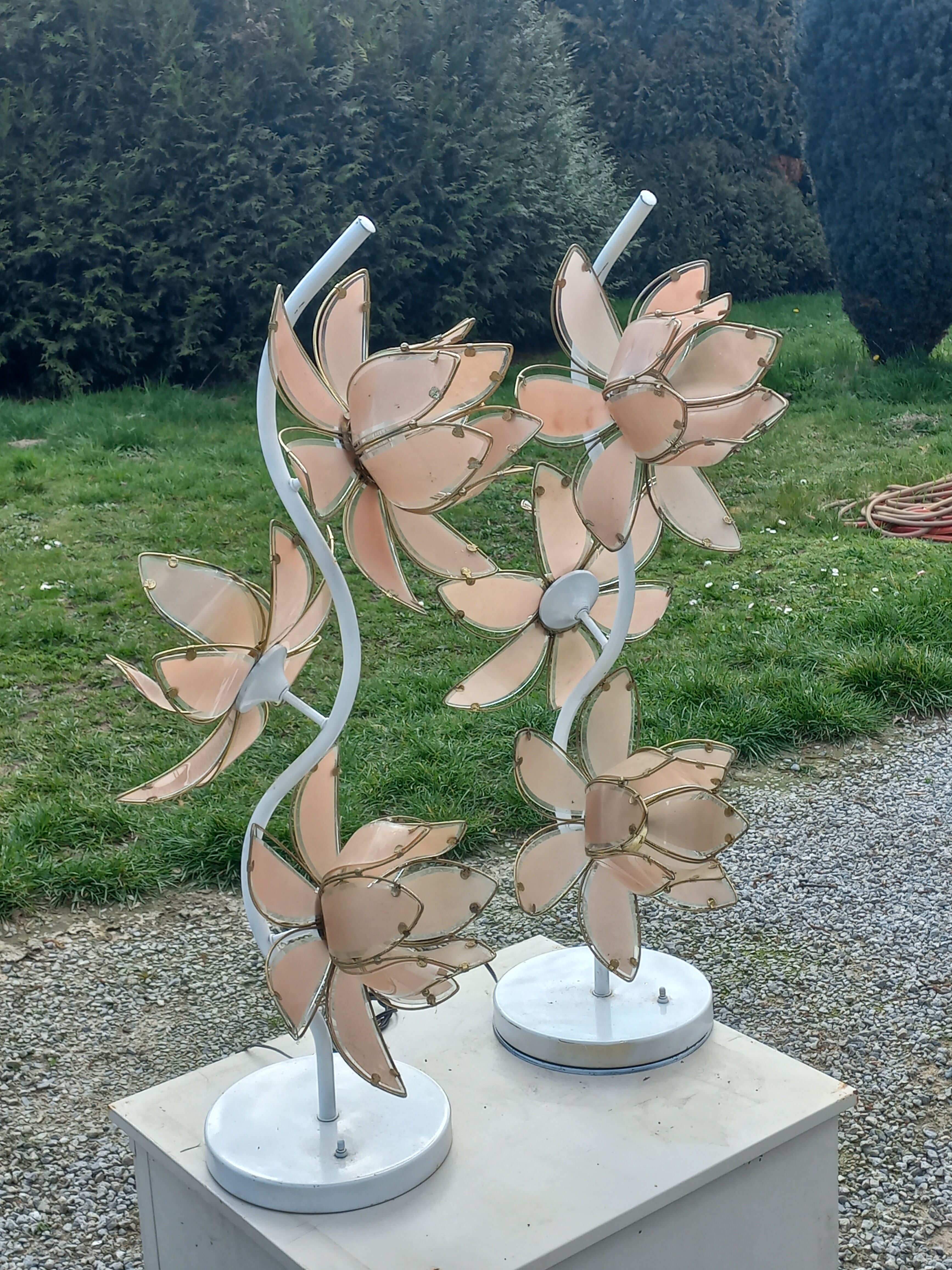 Paire de lampadaires des années 70 en métal laqué  fleurs en verre et métal doré