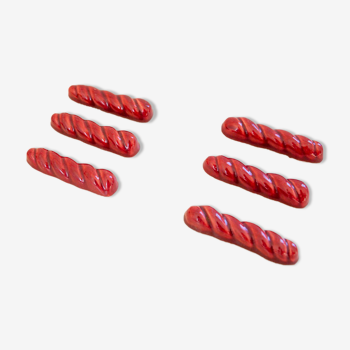 Portes-couteaux en barbotine rouge motif torsades