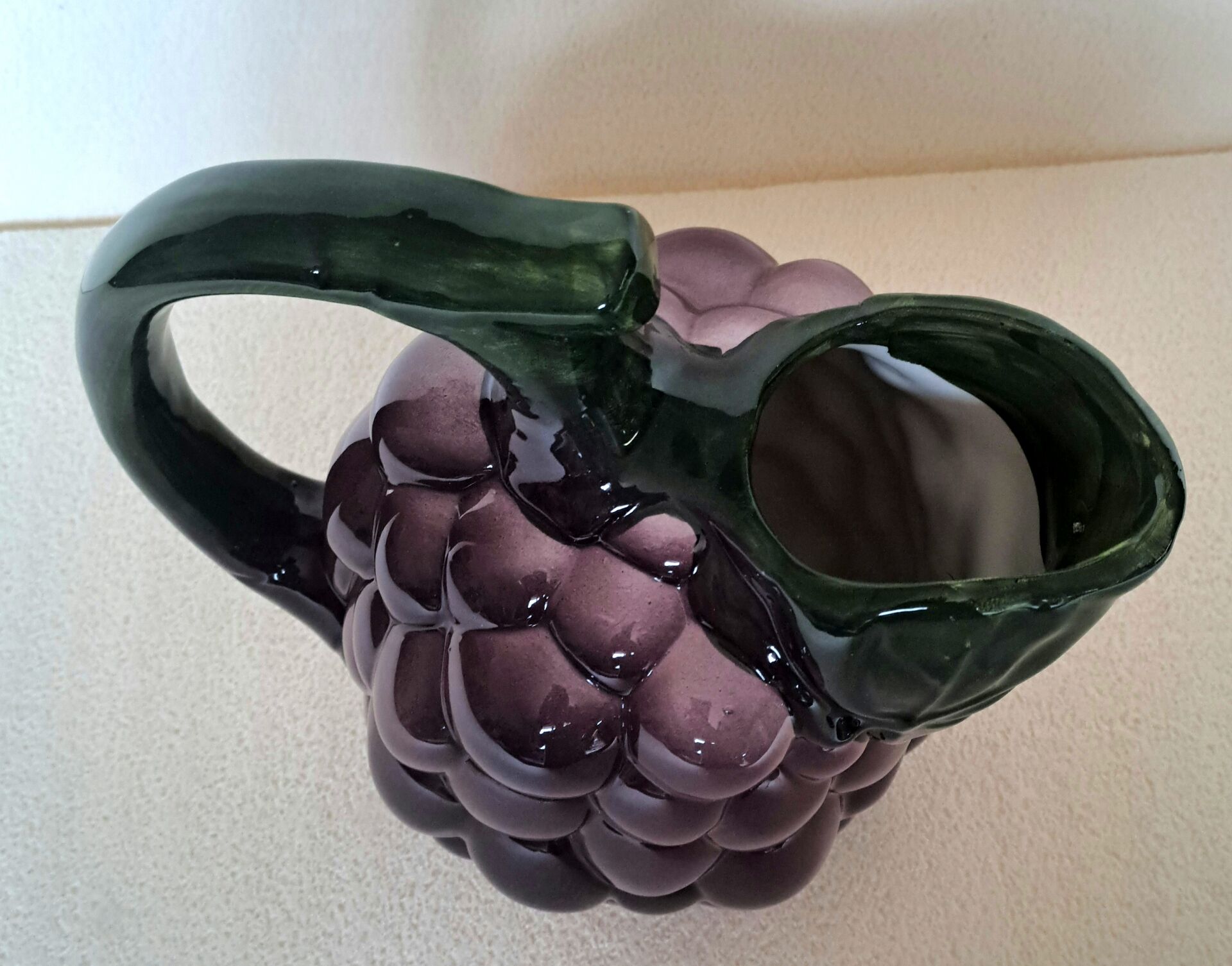 Jug in slipware Grape cluster