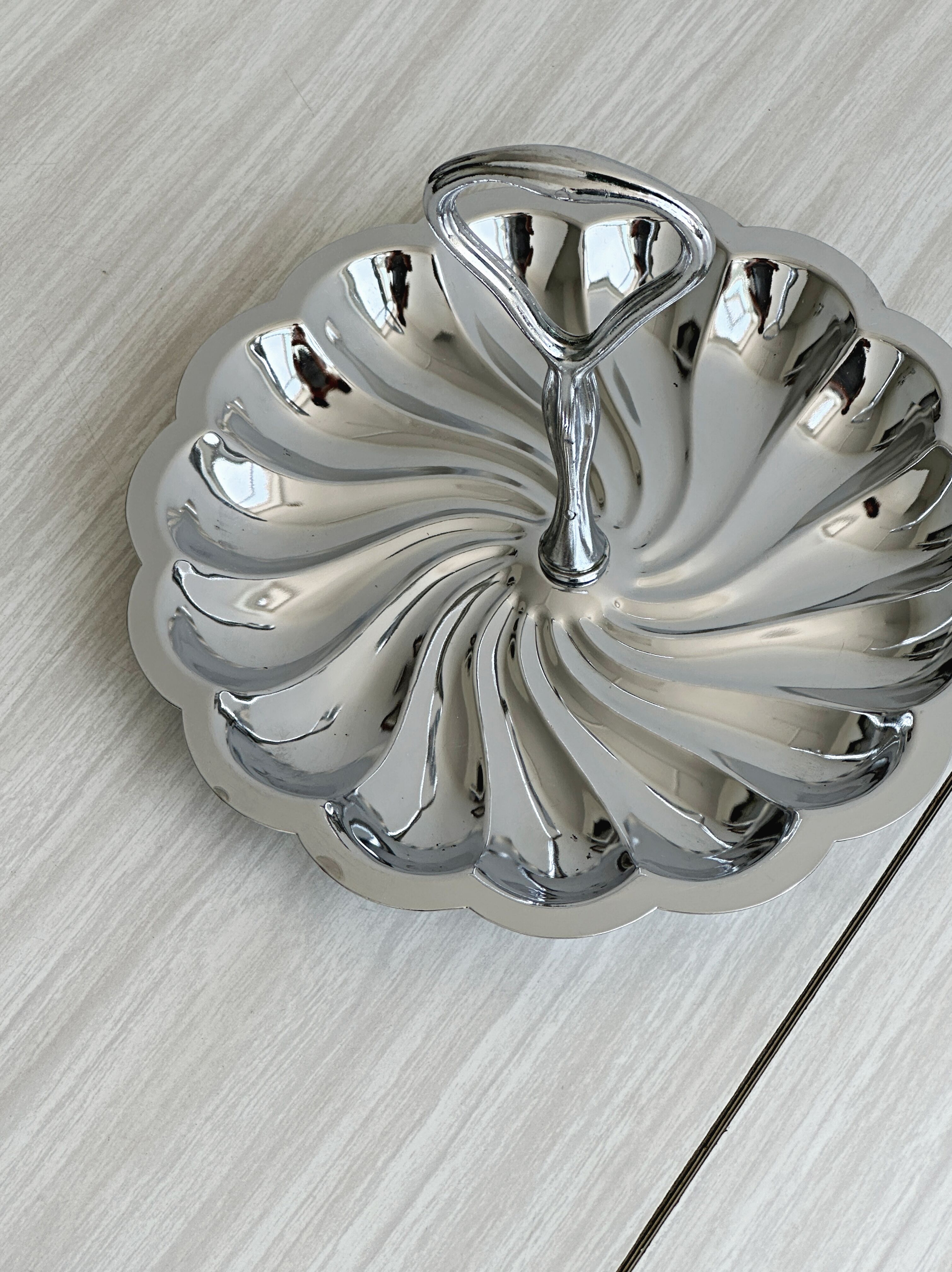 Lightweight metal serving dish