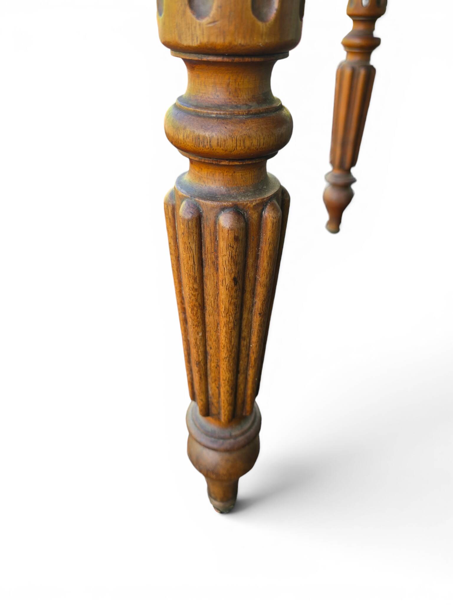 Antique drop-leaf table in wood, with turned legs and castors.