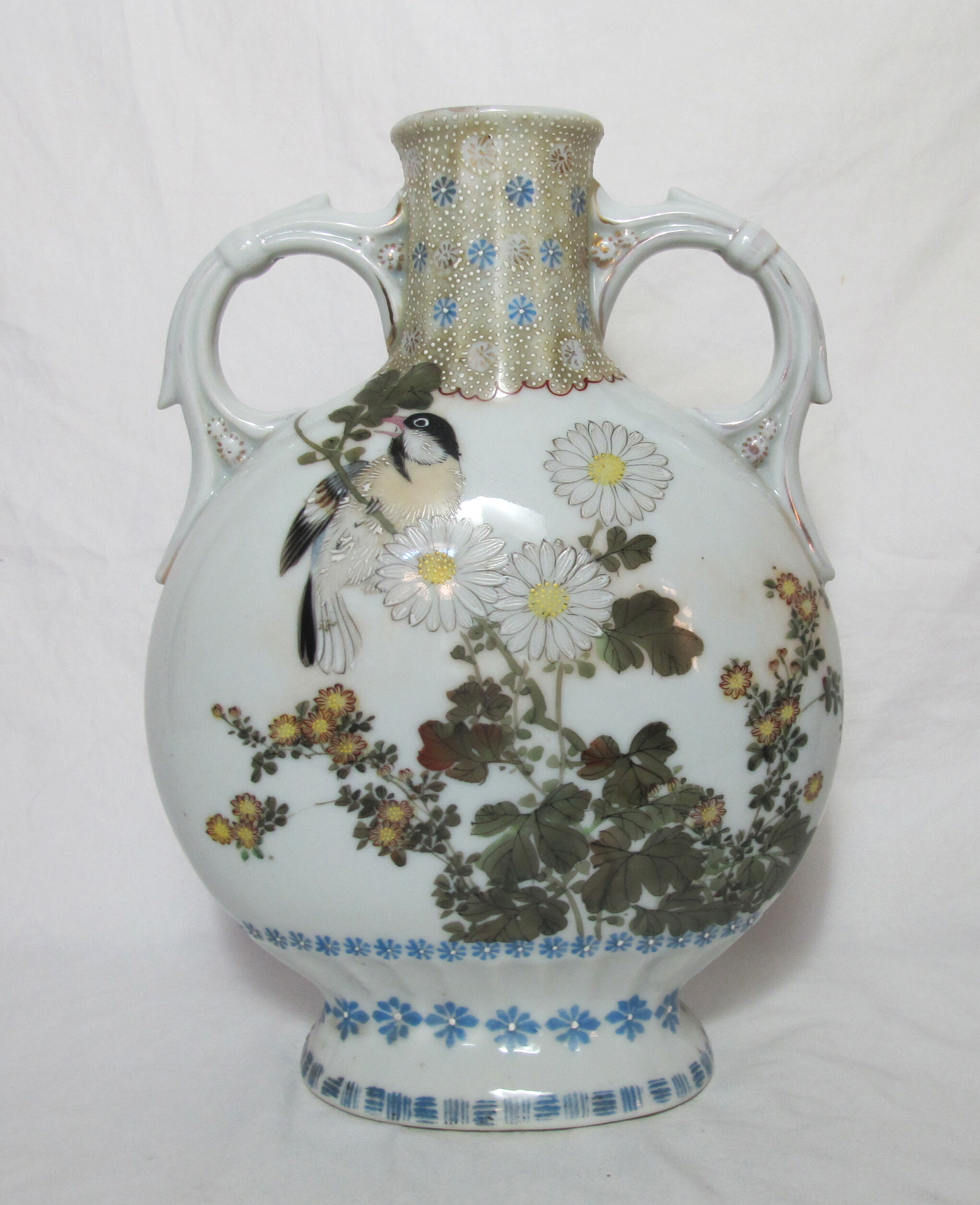 Gourd vase in Chinese or Japanese porcelain