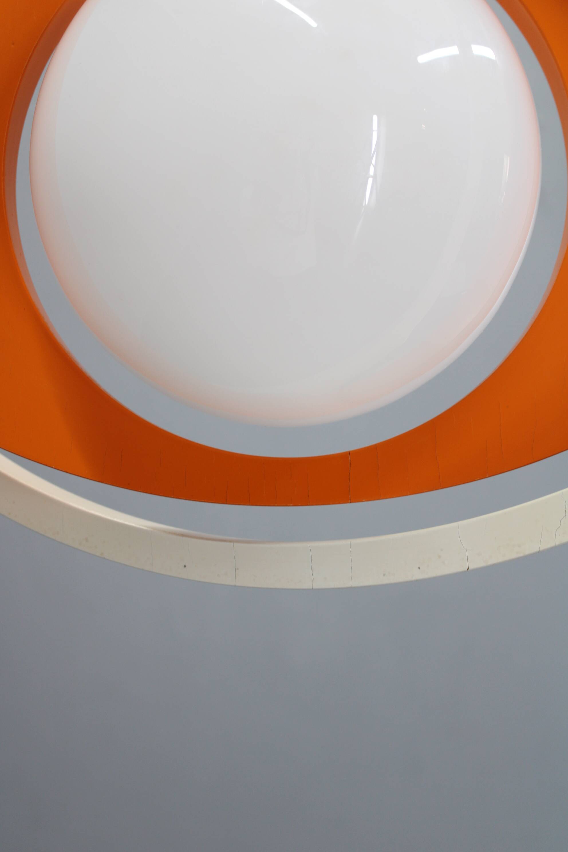 Suspension italienne orange et blanche des années 1970 — Sculpture moderne de l'ère spatiale