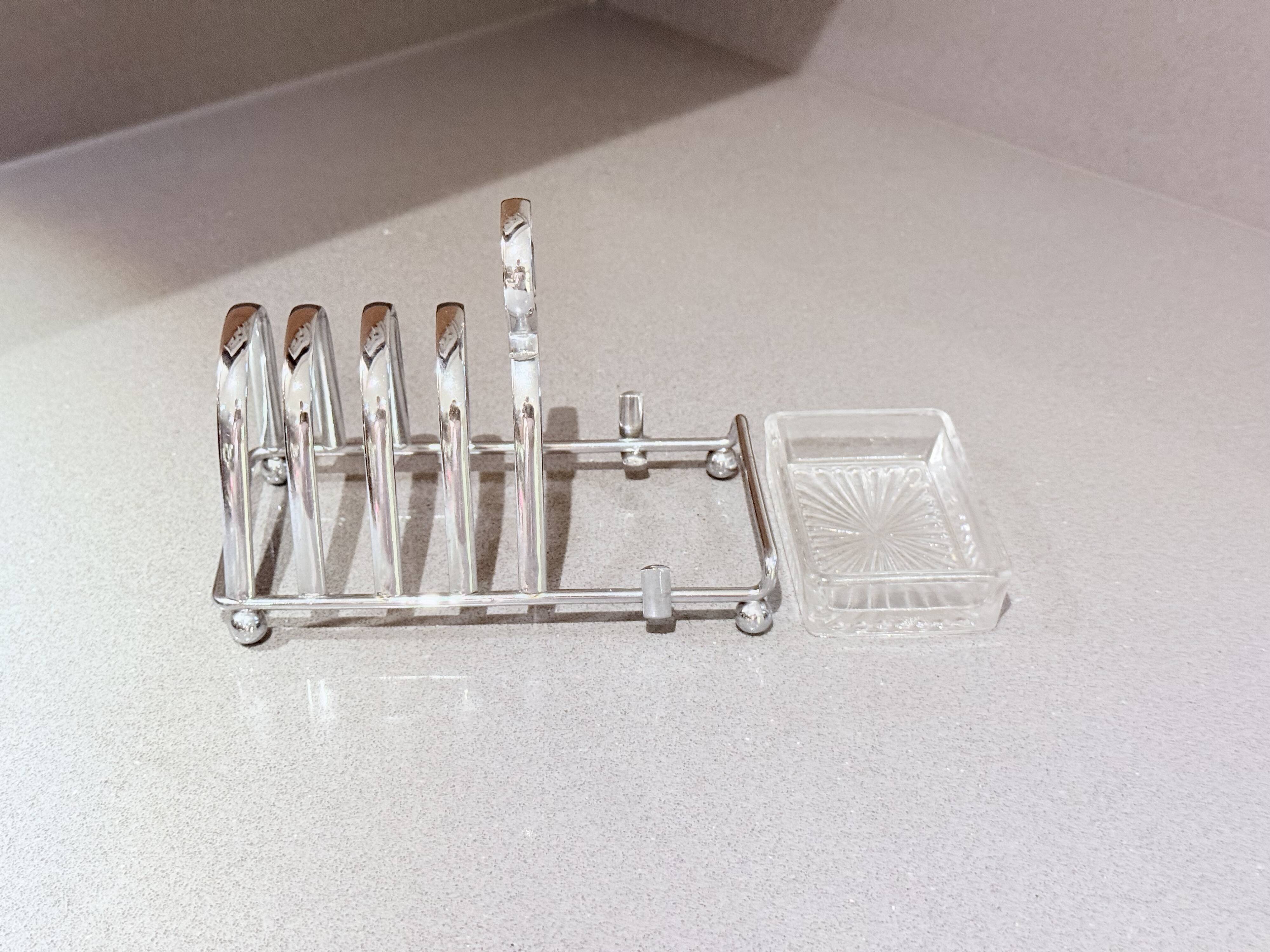 Porte-toast en argent massif Art Déco avec plateau assorti, beurrier en cristal et couteau.